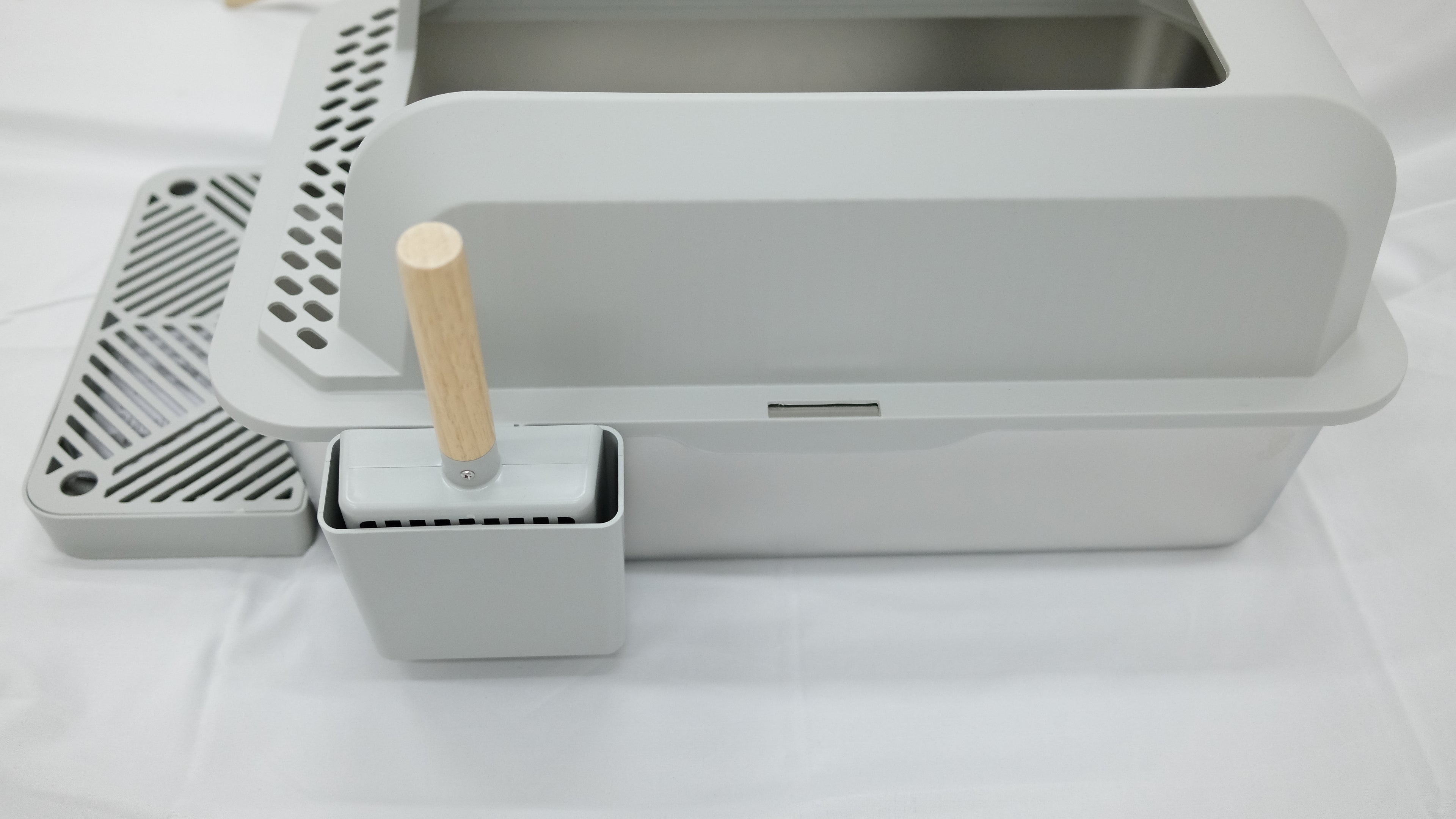 Modern Stainless Steel Cat Litter Box with Scoop & Step