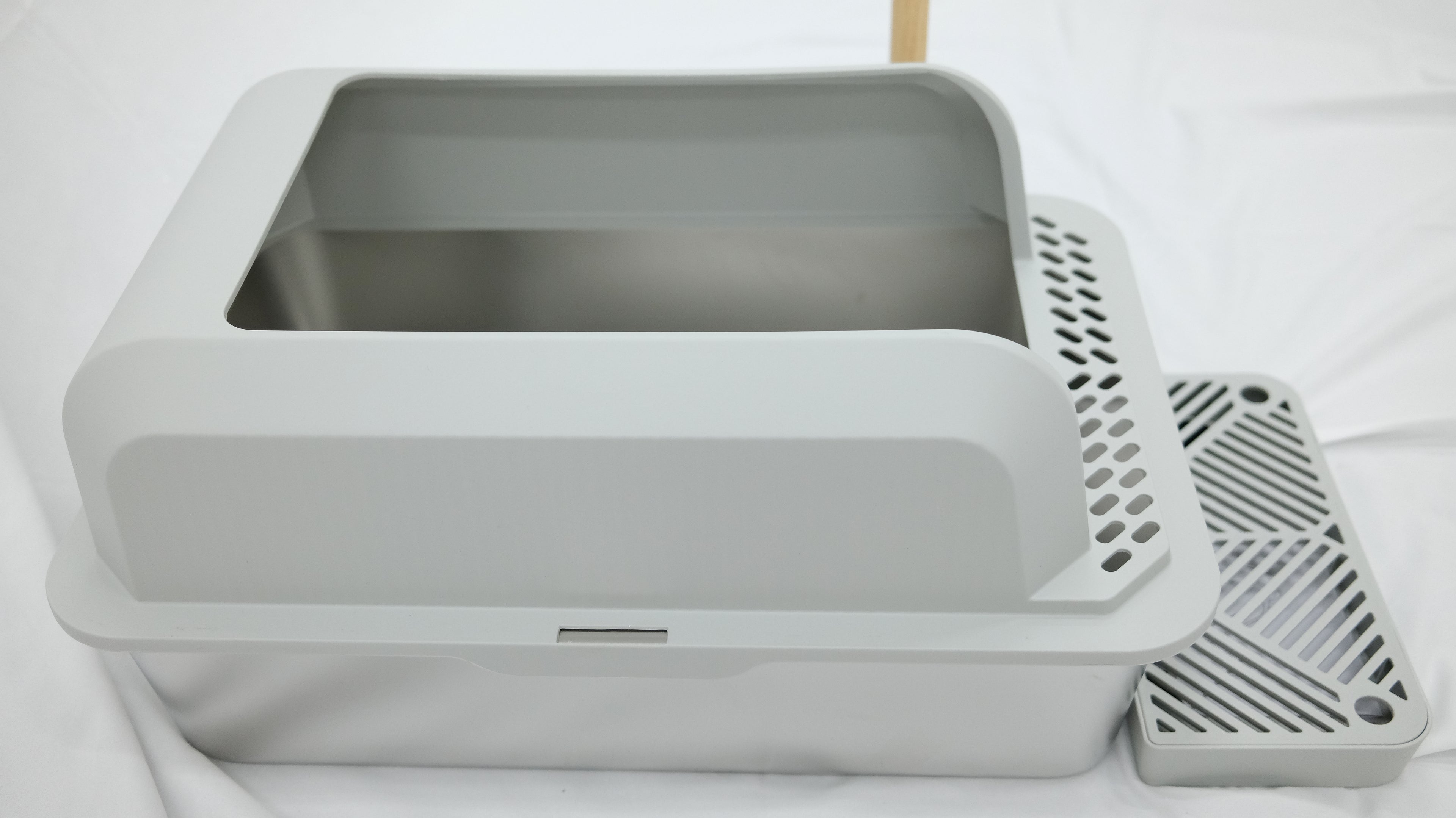 Modern Stainless Steel Cat Litter Box with Scoop & Step