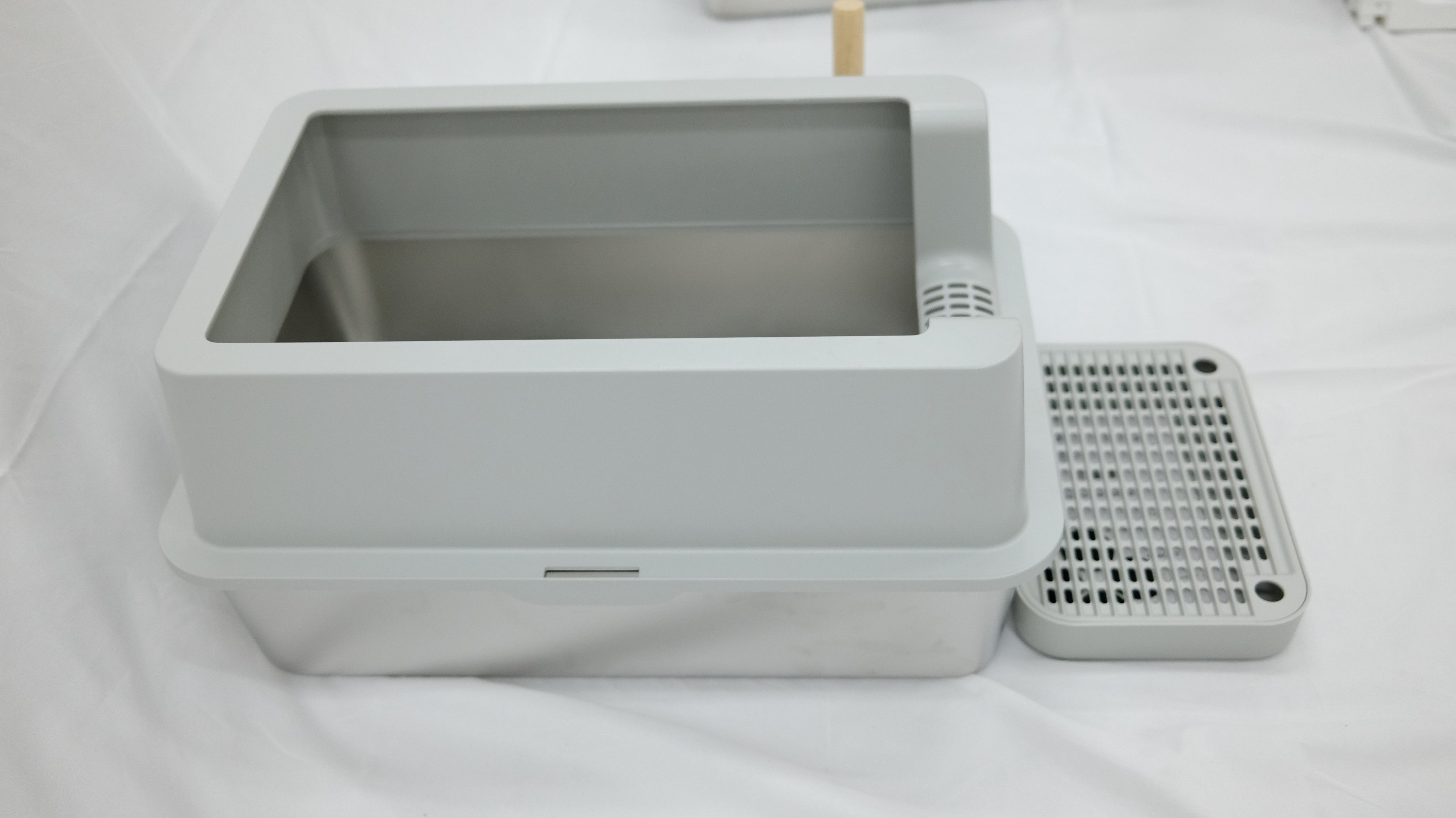 Modern Stainless Steel Cat Litter Box with Scoop & Step